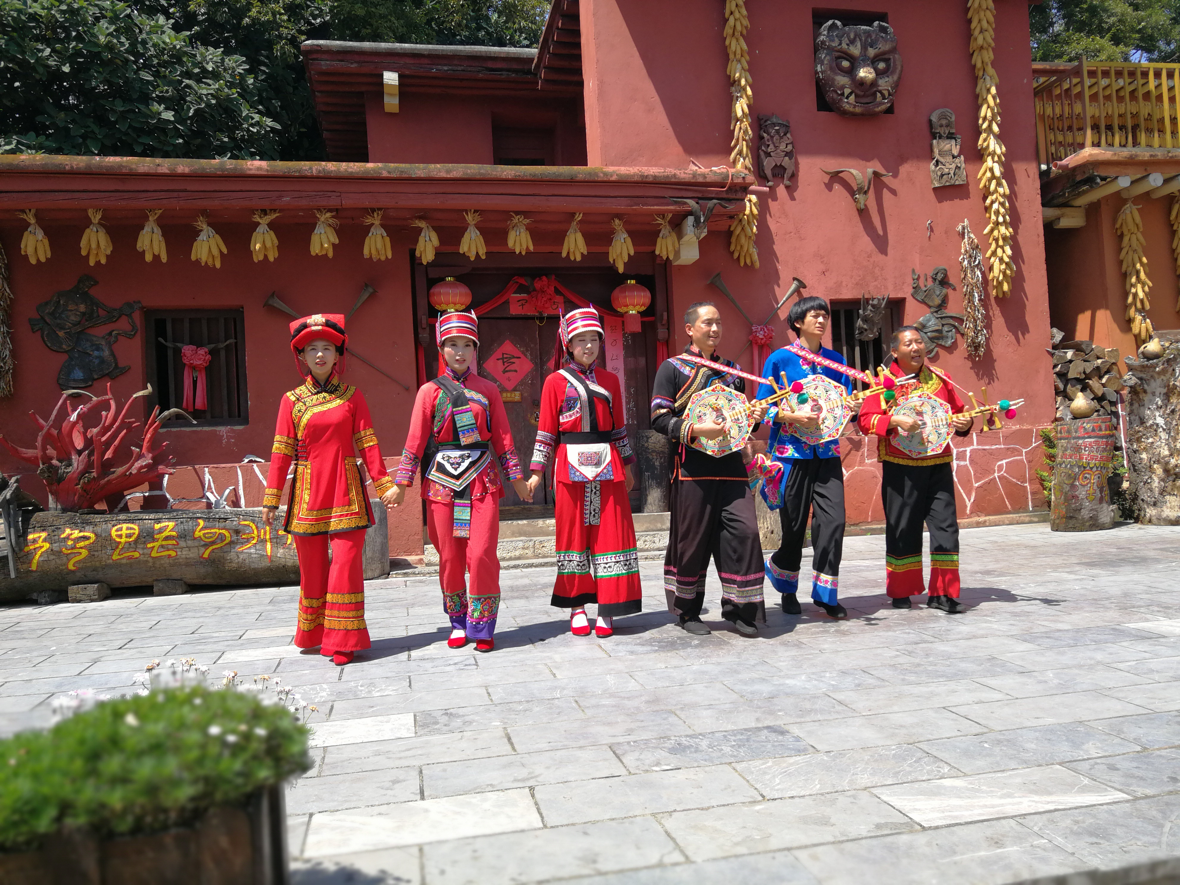 云南民族村旅游景區民族服飾定制案例