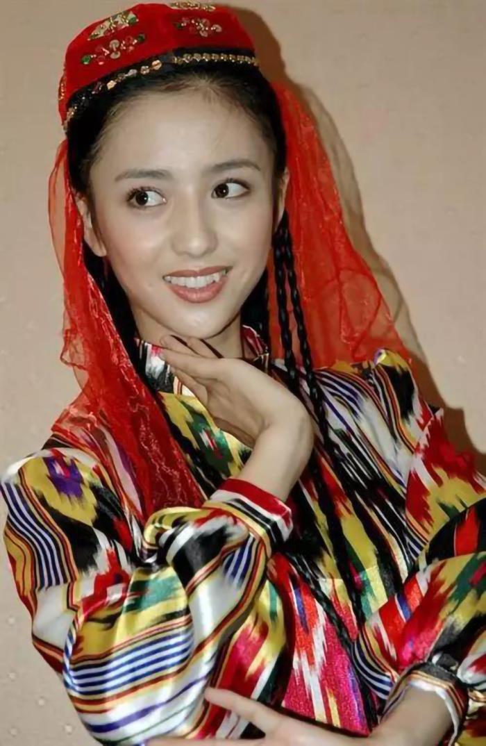 佟麗婭穿維吾爾族服飾